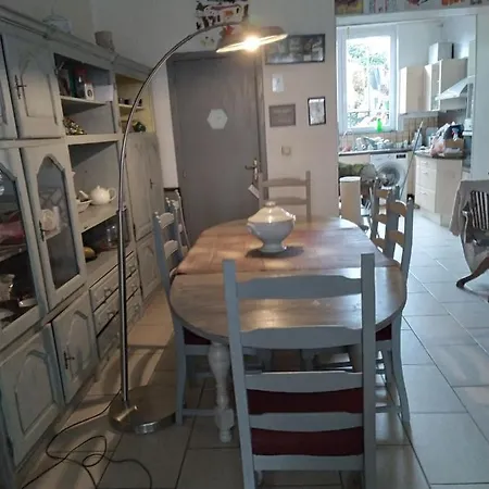 Room In Guest Room - Pretty Townhouse With A Large Terrace And A Large Garden Free Breakfast Πανσιόν